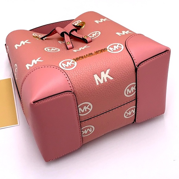 MICHAEL KORS
Mercer Small Logo Embossed Leather Bucket Bag
COLOR PRIMROSE - Picture 4 of 15